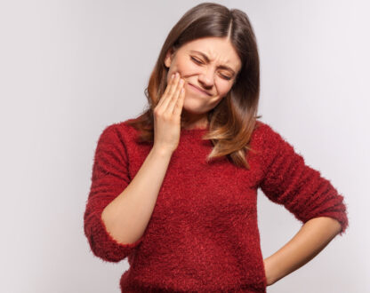 Girl in teeth pain looking to get emergency dentistry in Markham, ON.