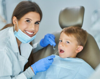 Little kid with Markham dentist at a Markham dental clinic.